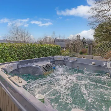 Georgian With Hot Tub بيت للعطل *