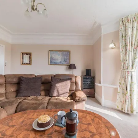 Georgian With Hot Tub *