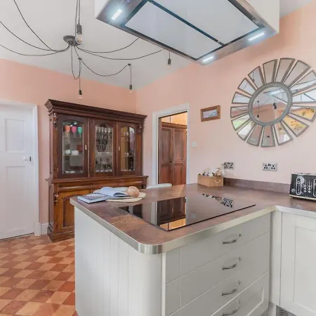 Georgian With Hot Tub بيت للعطل *