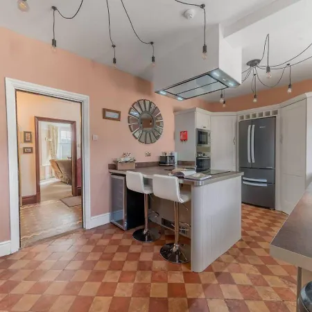 Georgian With Hot Tub بيت للعطل *