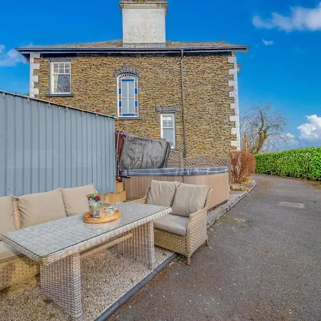 Georgian With Hot Tub *