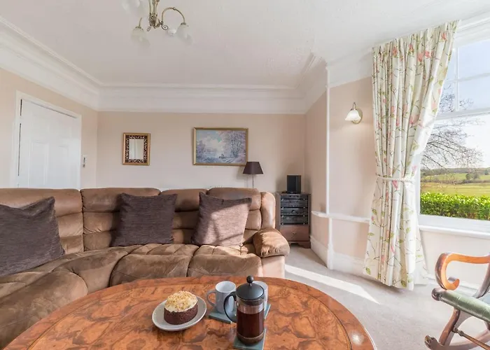 Georgian With Hot Tub *