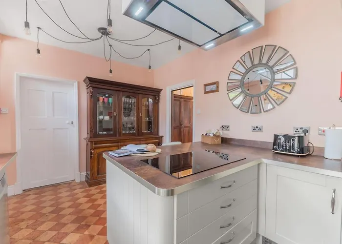 Georgian With Hot Tub بيت للعطل *