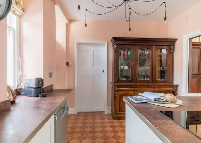 Georgian With Hot Tub *