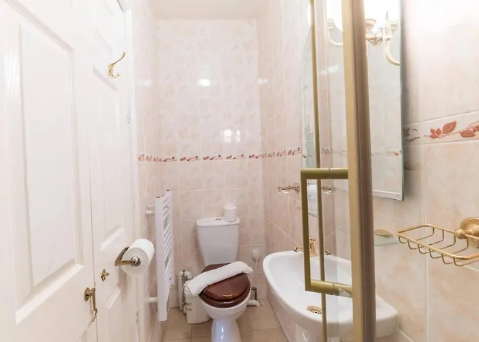 Georgian With Hot Tub