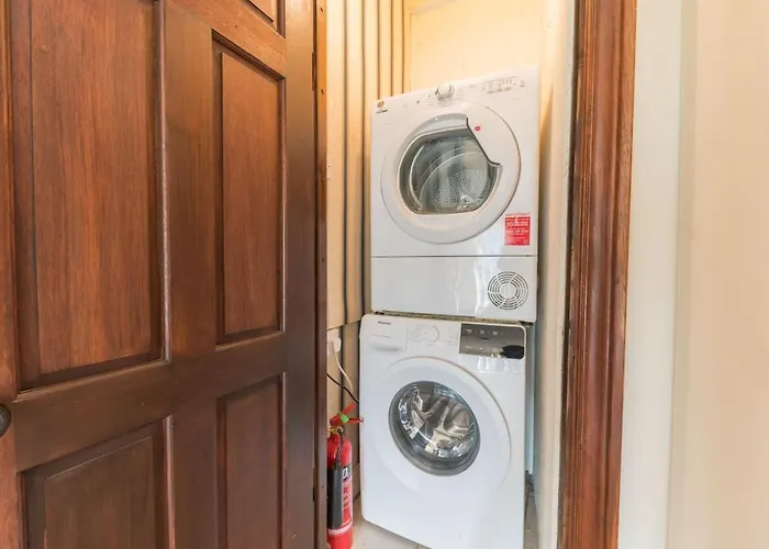 Georgian With Hot Tub بيت للعطل