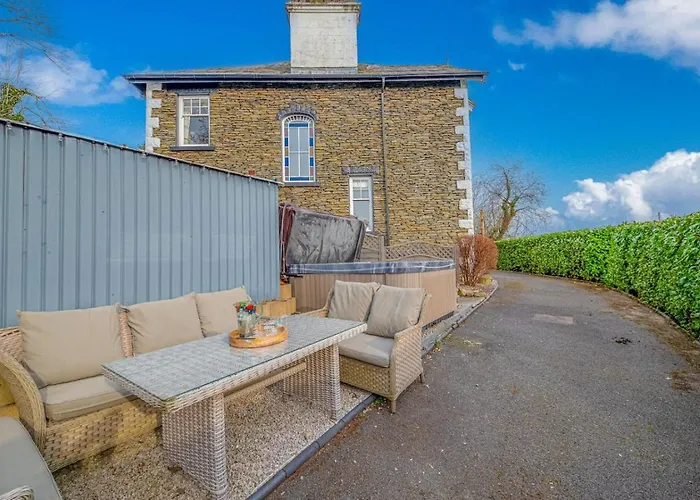 Georgian With Hot Tub *